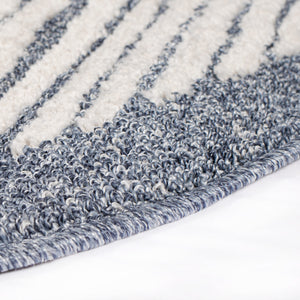 Tapis bleu à franges tréssées style scandinave bleu avec motif lignes blanches Nora