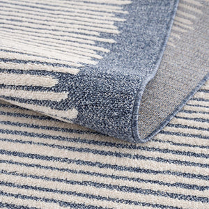 Tapis bleu à franges tréssées style scandinave bleu avec motif lignes blanches Nora