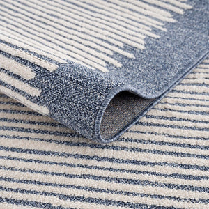 Tapis bleu à franges tréssées style scandinave bleu avec motif lignes blanches Nora