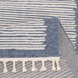 Tapis bleu à franges tréssées style scandinave bleu avec motif lignes blanches Nora