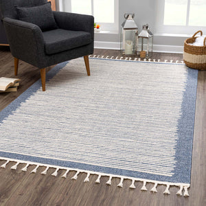 Tapis bleu à franges tréssées style scandinave bleu avec motif lignes blanches Nora