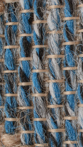 Tapis jute bi matière aux motifs feuille de palmier bleu Bruge Interiors